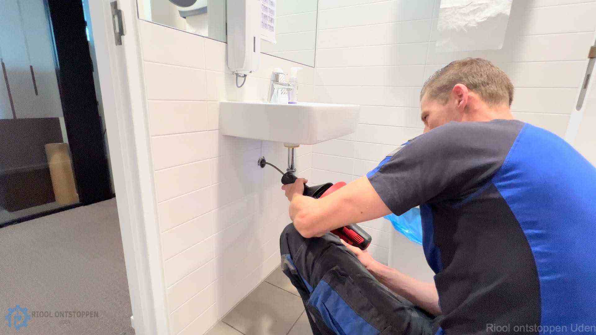 Afvoer ontstoppen Uden Afvoer ontstoppen Uden